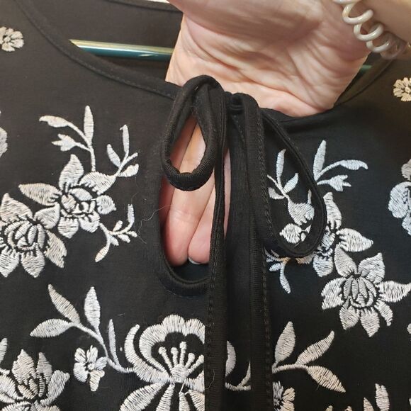 ALYA Cap Sleeve Popover Floral Embroidered Dress - Picture 8 of 9